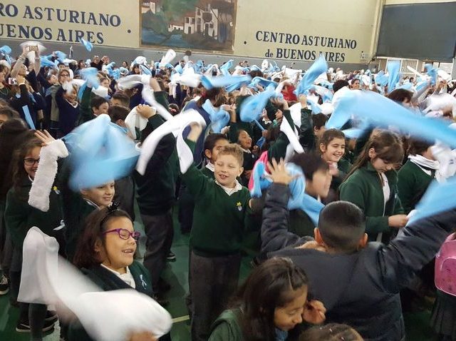 Promesa a la Bandera de los Alumnos de 4to A y B en el Club Asturiano Promesa a la Bandera de los Alumnos de 4to A y B en el Club Asturiano